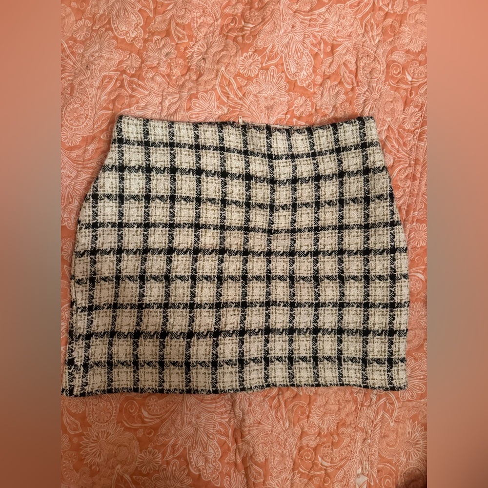 Chic Checkered Mini Skirt in Black and Cream